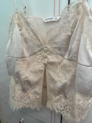 Blusa Stradivarius encaje beige