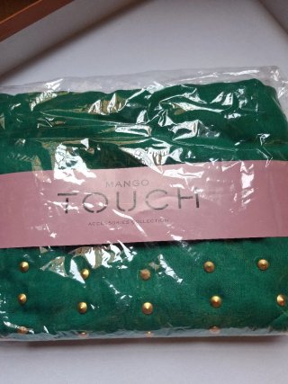 Foulard Mango Touch verde con tachuelas doradas