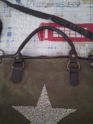 Bolso verde con estrella dorada