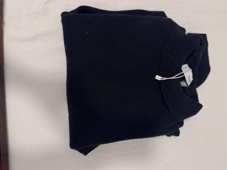 Jersey negro cuello alto