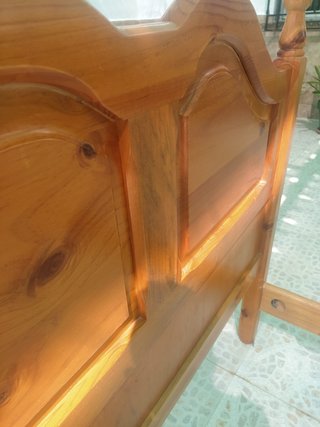 Estructura de cama de madera. Cabecero y pie.