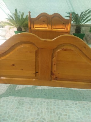 Estructura de cama de madera. Cabecero y pie.