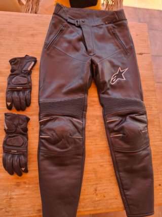 Pantalón Cuero Alpinestars + Guantes Dainese