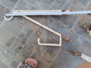 Escuadra de hierro macizo con garras