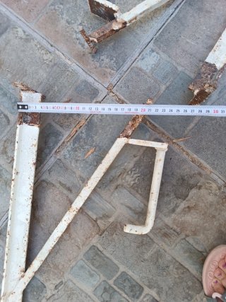 Escuadra de hierro macizo con garras