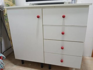 Mueble de cocina blanco con cajones rojos
