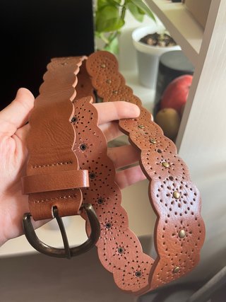 Cinturón de cuero marrón con diseño calado