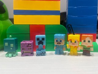 Figuras Minecraft Kinder Joy