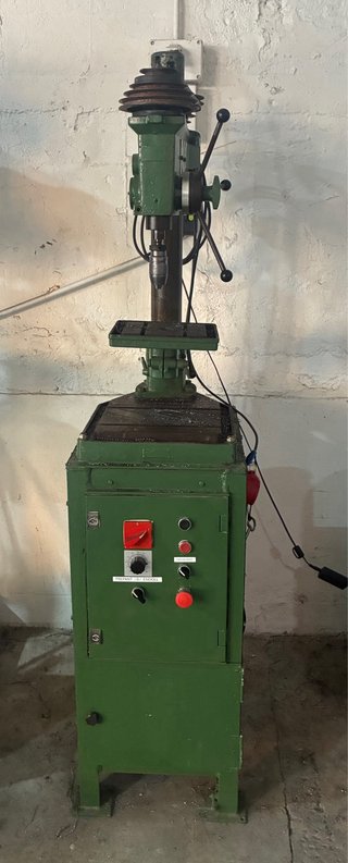 Taladro de pie industrial verde