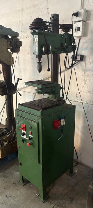 Taladro de pie industrial verde