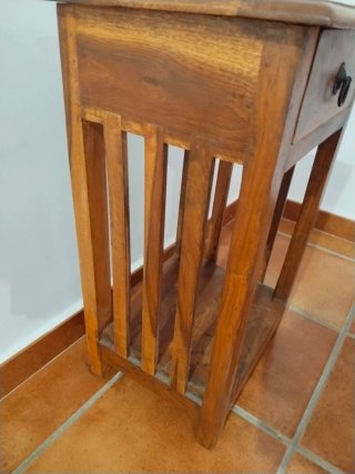 Mesita de noche de madera