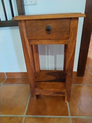 Mesita de noche de madera