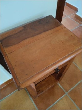 Mesita de noche de madera