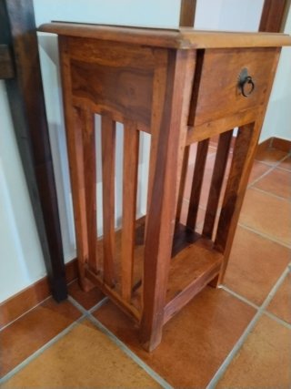 Mesita de noche de madera