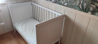 Cuna blanca + colchón + protectores