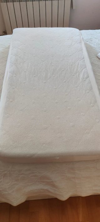 Cuna blanca + colchón + protectores