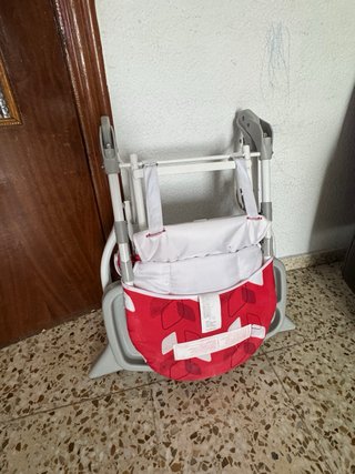 Trona infantil roja con estampado