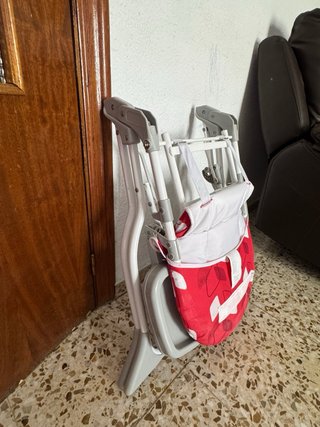 Trona infantil roja con estampado