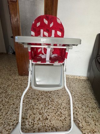 Trona infantil roja con estampado