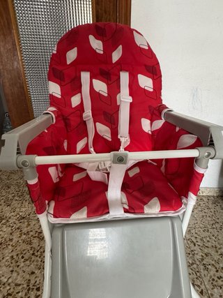 Trona infantil roja con estampado