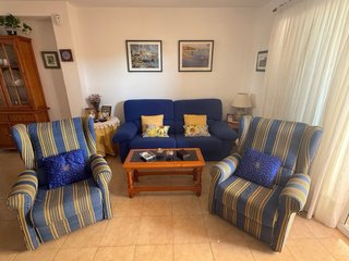 Sofá + butacas + muebles de salón + lámpara