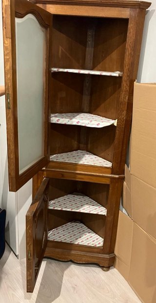 Mueble esquinero de madera con cristal