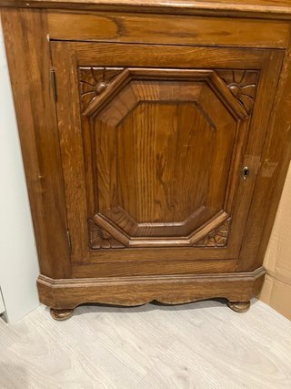 Mueble esquinero de madera con cristal