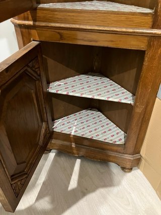 Mueble esquinero de madera con cristal