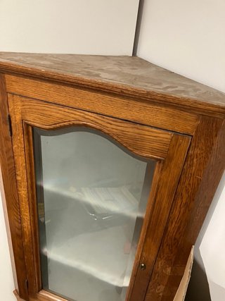 Mueble esquinero de madera con cristal