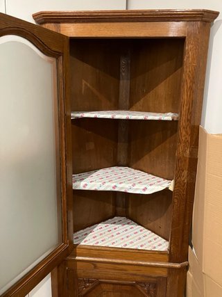 Mueble esquinero de madera con cristal