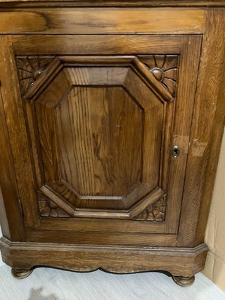 Mueble esquinero de madera con cristal