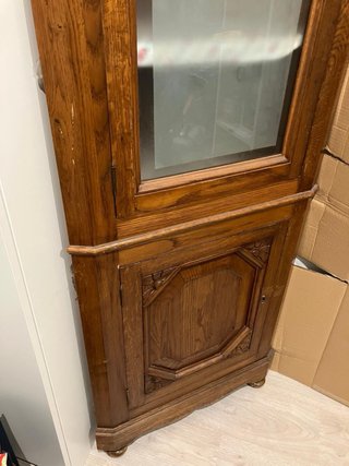 Mueble esquinero de madera con cristal