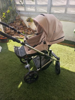 Carro de bebé color beige