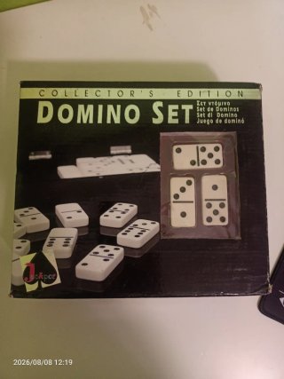 Juego de dominó color marfil.