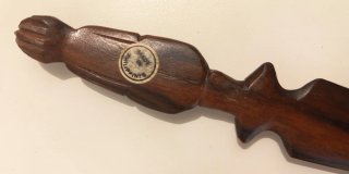 Abrecartas de madera tallada