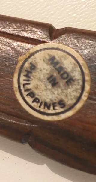 Abrecartas de madera tallada