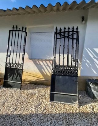 Puertas Metálicas Negras para Garaje