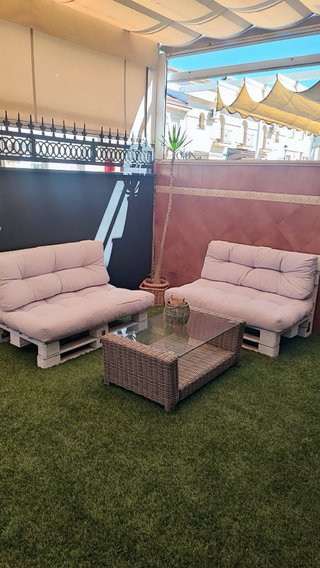 Sofás de exterior beige y marrón con mesa