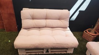 Sofás de exterior beige y marrón con mesa