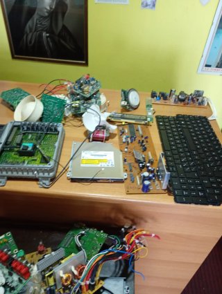 LOTTO DA 8KG DI COMPONENTI ELETTRONICI MISTI USATI