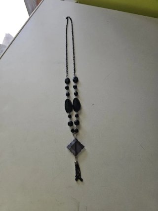 Colgante largo con cuentas y detalle