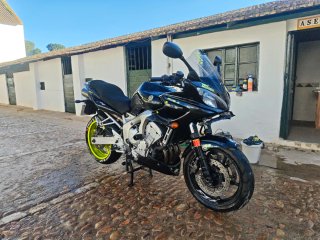 Yamaha Fazer 600 Negra y Amarilla