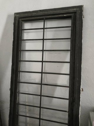 Puerta de hierro.