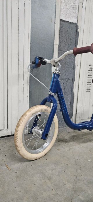 Bicicleta de equilibrio azul