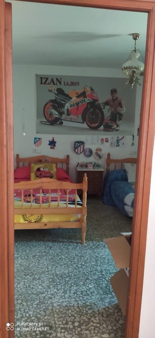 Casa, cueva sin arreglar y cochera con chimenea