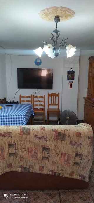 Casa, cueva sin arreglar y cochera con chimenea