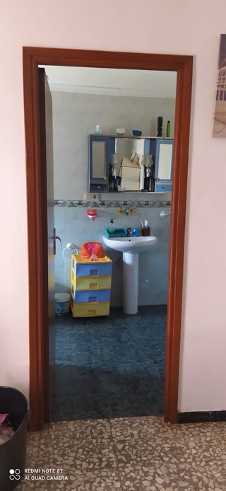 Casa, cueva sin arreglar y cochera con chimenea