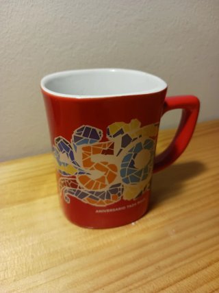Taza roja con diseño mosaico.