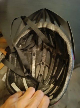 Casco Spiuk con instrucciones de cambio visera