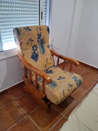 Mecedora de tela y madera
